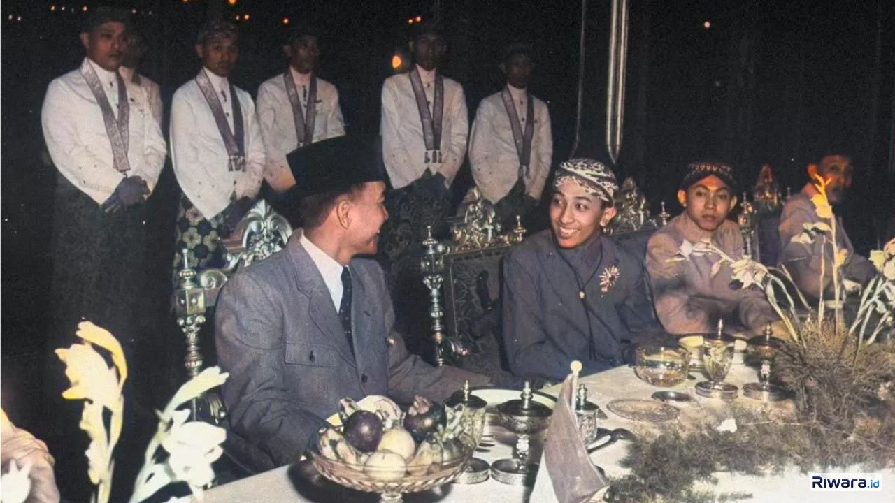 Susuhunan Pakubuwana XII menerima kunjungan Presiden Soekarno dan para pejabat pemerintah Republik Indonesia di Sasana Handrawina Keraton Surakarta sekitar awal tahun 1946 Tampak duduk di sebelah susuhunan adalah Adipati Mangkunegara VIII dan RP Soeroso